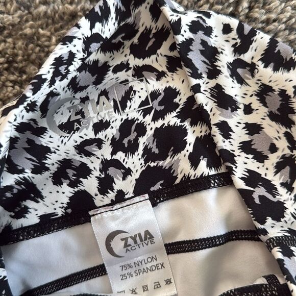 Active Zyia Black and White Animal Print Leggings size 4 athletic workout gym - Picture 3 of 4